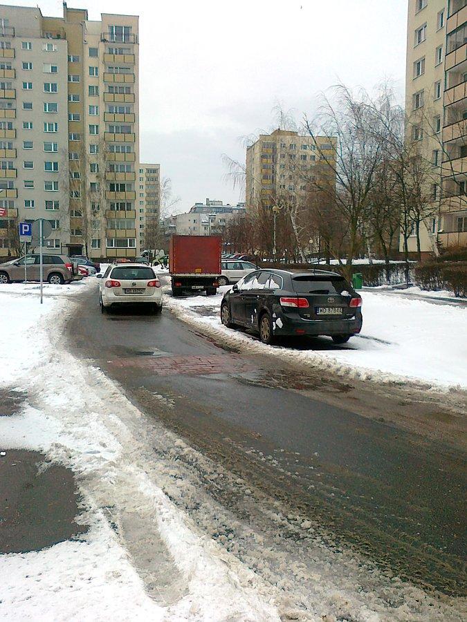 Niektóre osiedlowe uliczki posolone i odśnieżone