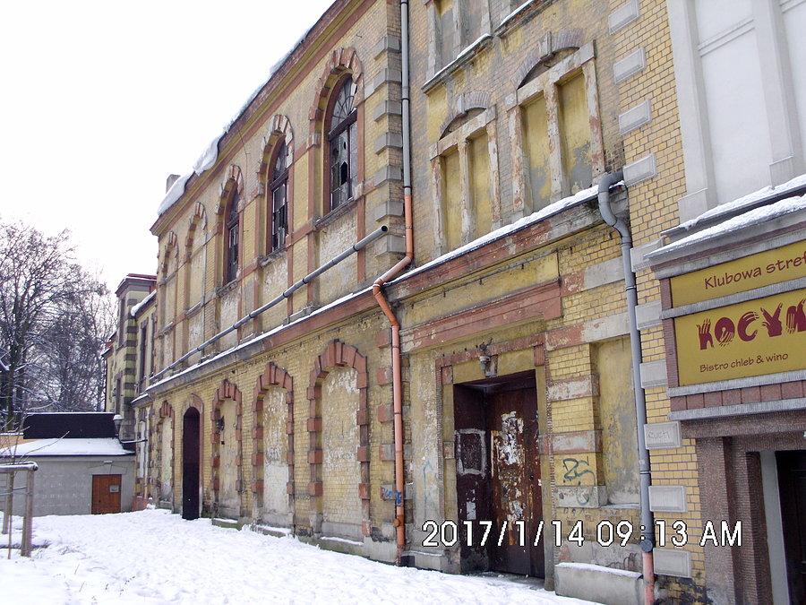 W tym zniszczonym budynku w czasach mojego dzieciństwa mieściło się kino "Pionier" - wiele razy tam chodziłem - i z klasą i z Rodzicami i z Babcią :)