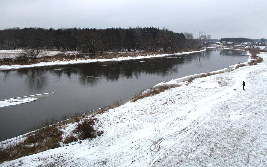 Zimowo nad Wartą. Ten facet w czarnym ma fajną zabawe - steruje modelem RC
