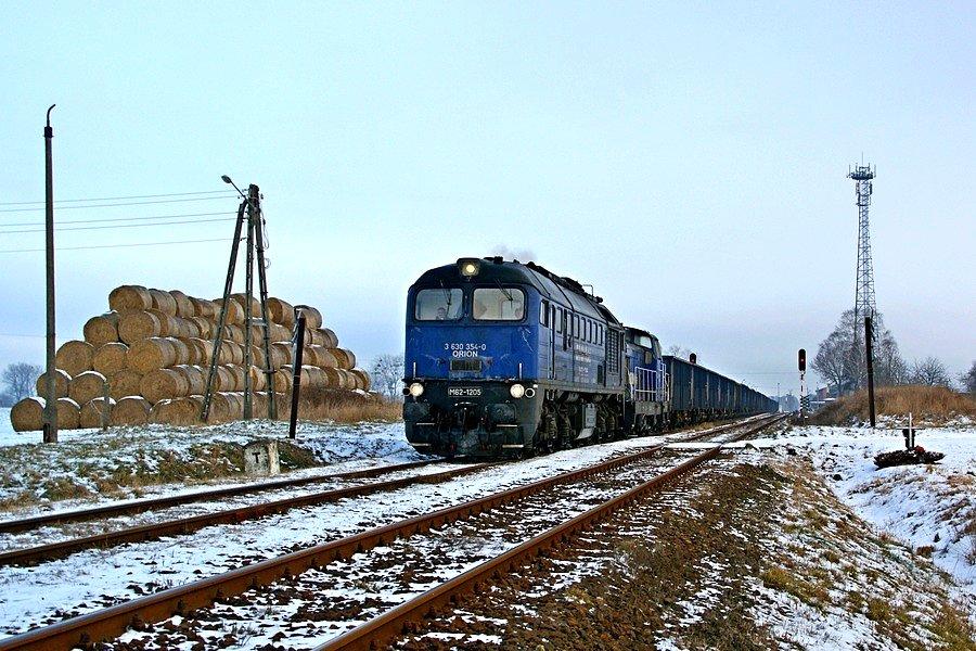 Na zakończenie trasy jeszcze Orion złapany. M62-1205 i SM42-2600 z węglarką relacji Piaseczno - Ścinawka Średnia wyjeżdżają z Twardawy