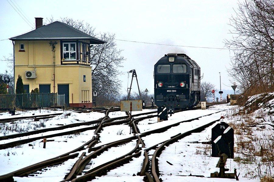 M62-1843 w służbie Ecco Rail mija nastawnię wykonawczą w Głogówku (Gw1)