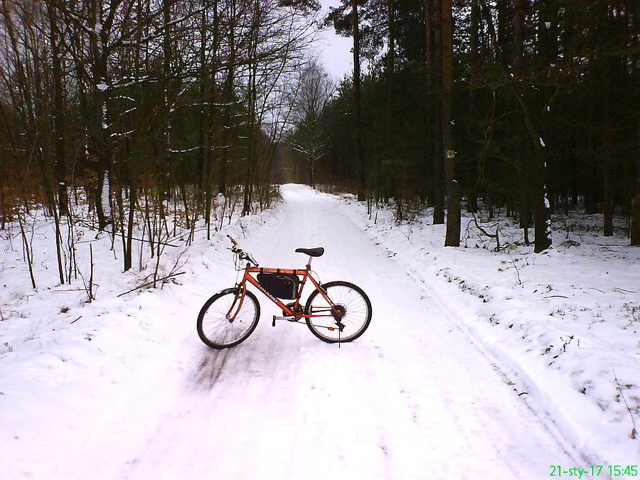 Na przemian lód, tarka po oponach traktora i kopanie się w brei i tak przez 2 km - oto dojazd do przysiółka Kopanie