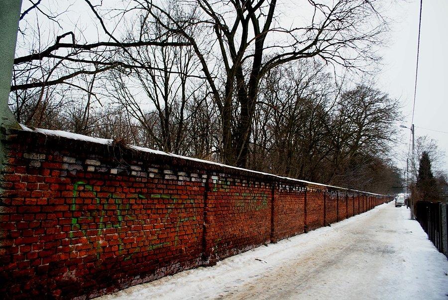 Ceglany płot okalający żydowski cmentarz