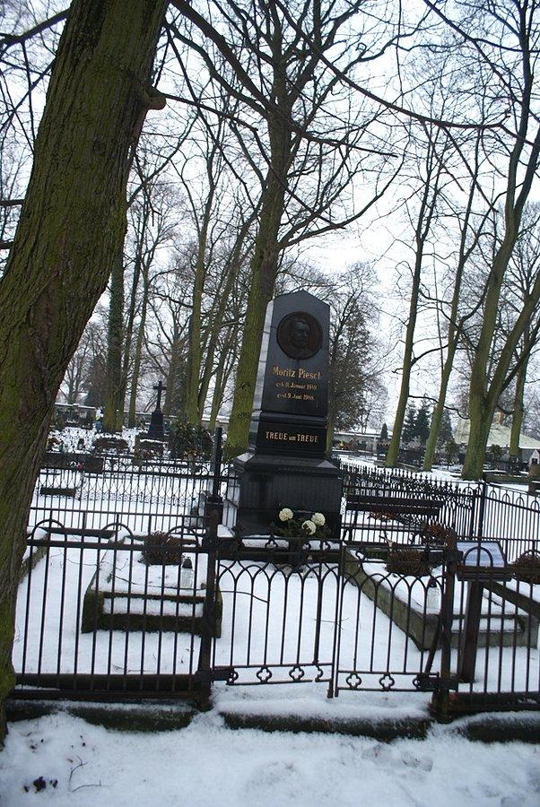 Grób Moritza Piescha, działacza społecznego w Tomaszowie