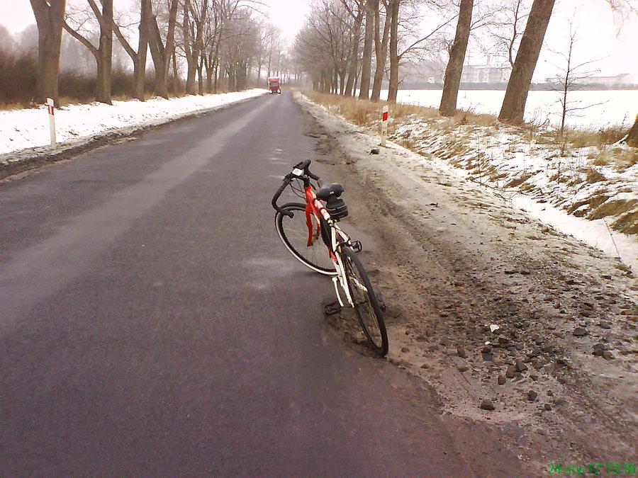 DW 296. Najlepiej jak się trza mijać po ciemku, z 2 TIRami na raz ;)