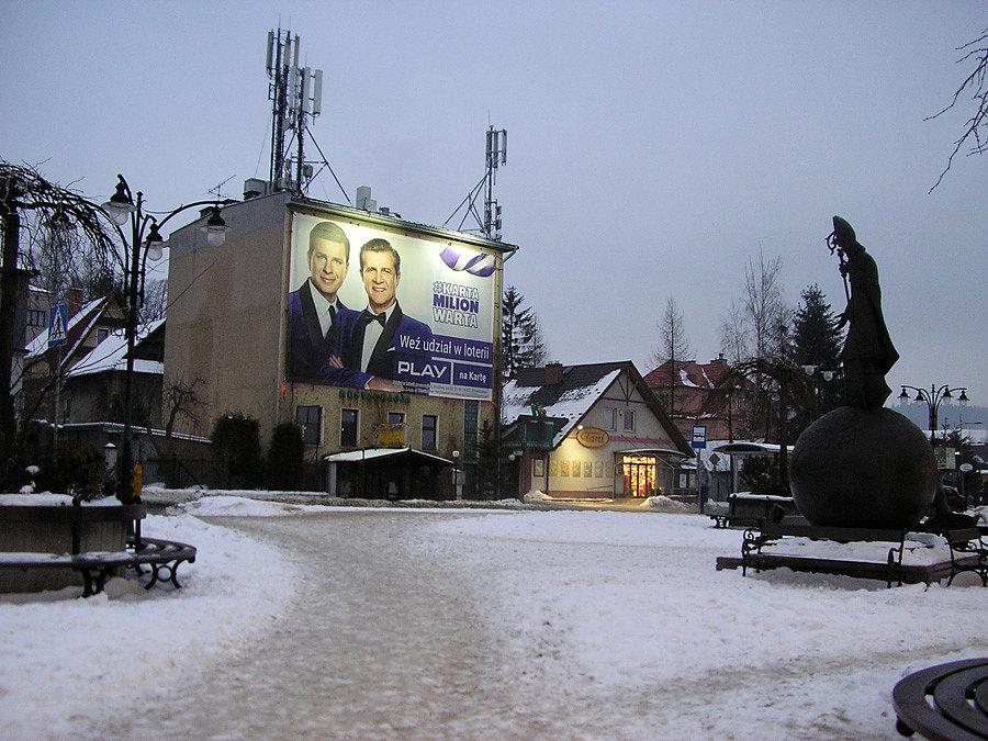 No tu też niestandardowo. Hotel Sława zamknięty, w dodatku wisi jakaś szmata reklamowa :/