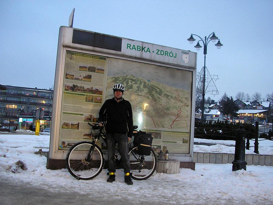 (Nie)standardowe zdjęcie z Rabki. Pierwszy raz ze śniegiem i rowerzystą ;)