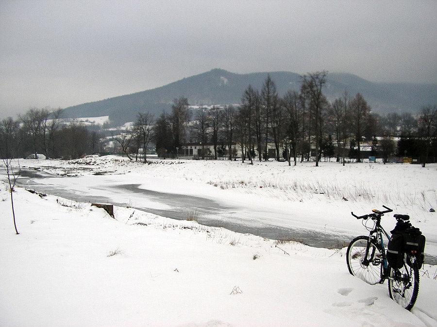 Nad Mszanką w Mszanie. W tle Lubogoszcz