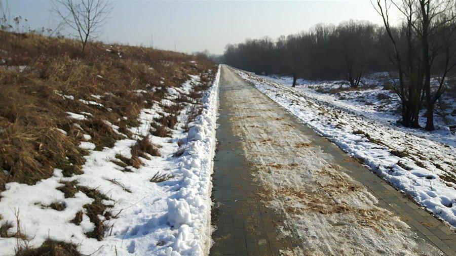 Droga pomiędzy Mostem Marii C-S, a M.Grota. Ślisko i niebezpiecznie, zachowaj ostrozność