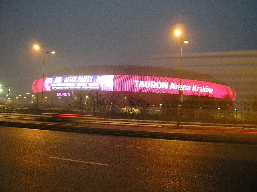 Tauron Arena. W ciemnościach prezentuje się fajnie, widzę ten świecący ekran z okien w pokoju, 5,5km w linii prostej