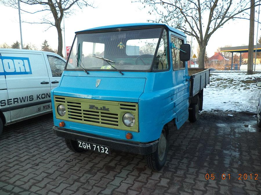 Tablice z 1987, fura prawdopodobnie też. Jak się taki Mohikanin uchował...?
