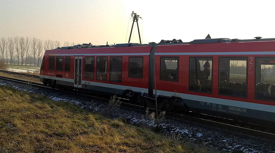 Pociąg w drodze do Niemiec - widok z przejazdu pod Ostoją