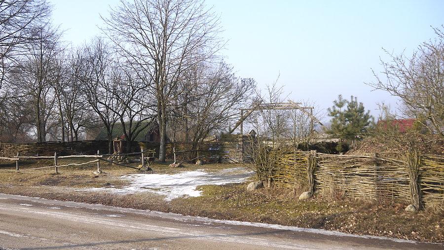 Krobielewo- przed pracownią lokalnego artysty rzeźbiarza
