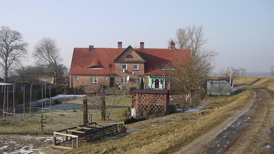 Stryszewo - budynek przedwojennego rzecznego posterunku celnego na Warcie