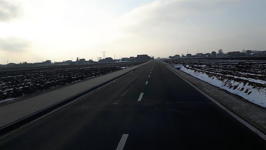 To już nie jest wiejska droga - to ulica z prawdziwym trotuarem