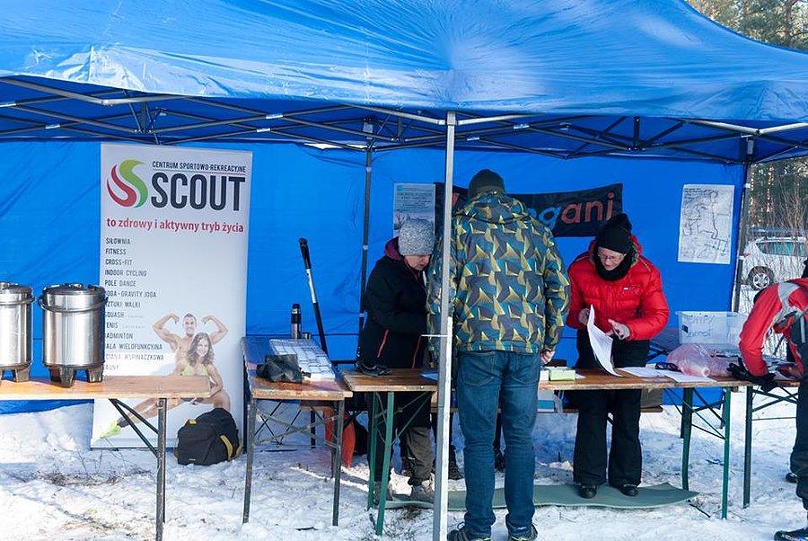 VI Bieg Narciarski o Puchar Sokolich Gór - Madzia i Ania w Biurze zawodów