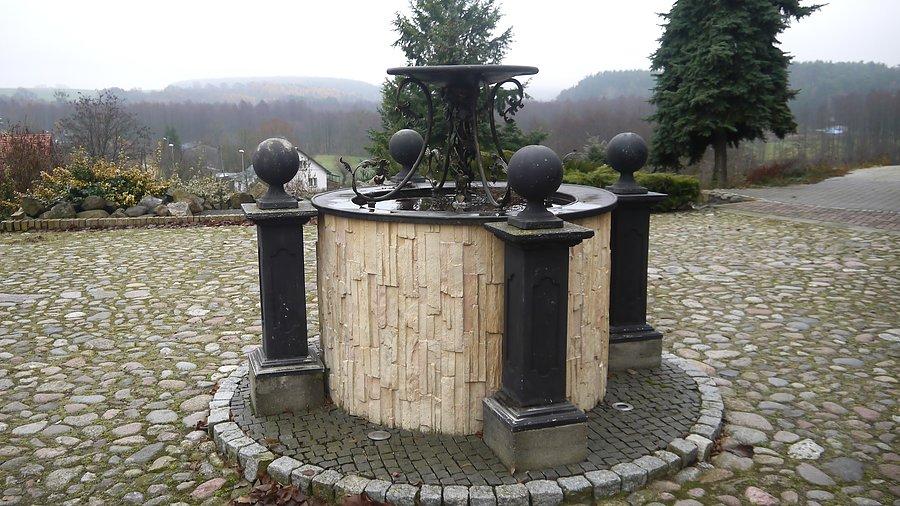 Kamionna - studnia i widok na dolinę Kamionki
