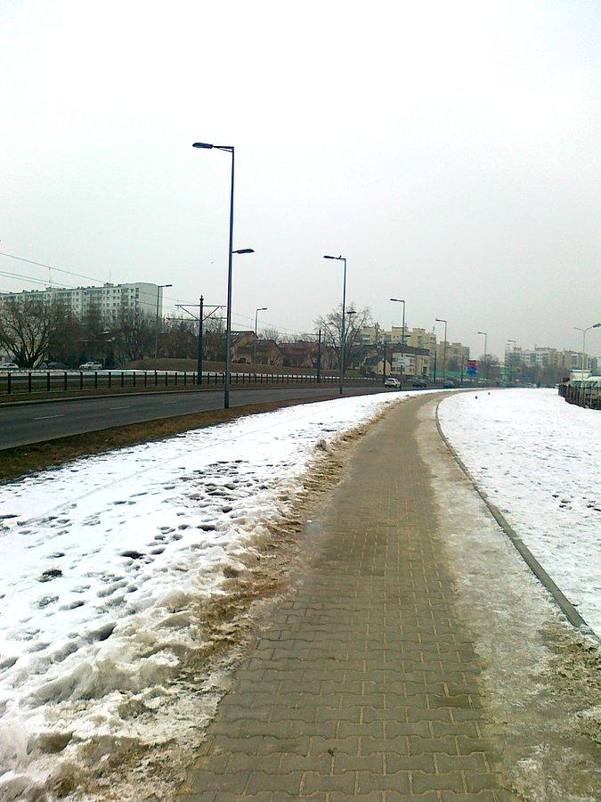 Chodnik troszkę odśnieżony