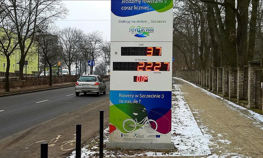 Licznik rowerowy przy ulicy Ku Słońcu , przed nami przejeżdżało tamtędy 37 bikerów