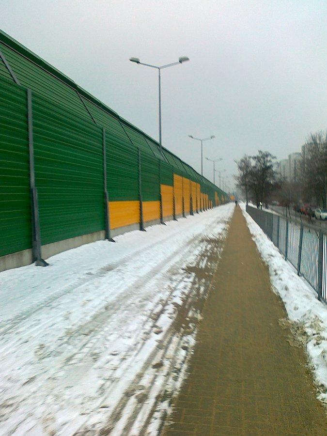 Powrót do rzeczywistości. Ddr na wiadukcie nad S8 cała zasypana śniegiem
