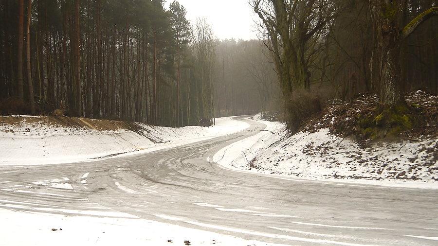 Grądzkie - lodowisko na drodze
