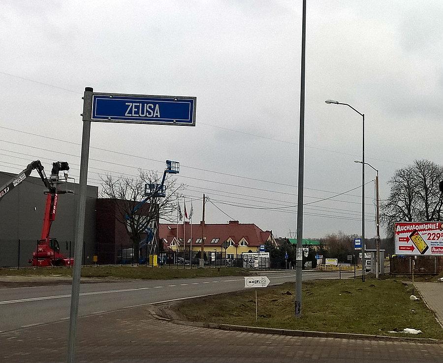 Tu właśnie jest początek ulicy Zeusa, w dole Mierzyn