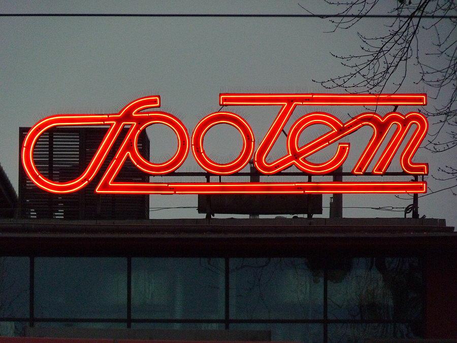 Neon na Hali Mirowskiej