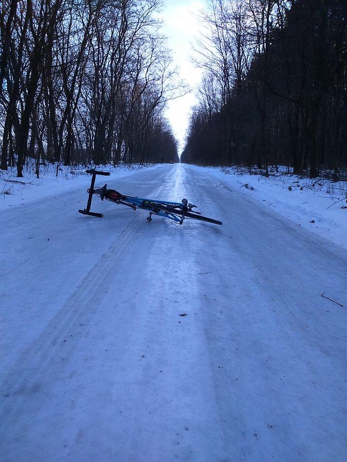 Zdjęcie przedstawia lodowisko + rower szosowy !