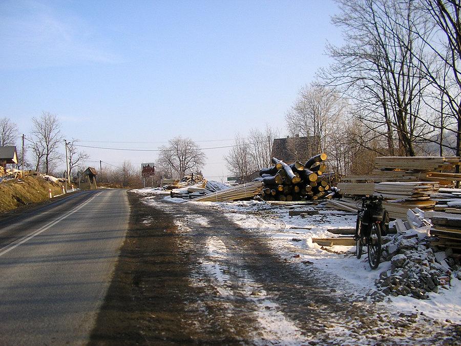 Skład drewna na przełęczy. W zimie nie pachnie tak intensywnie jak latem