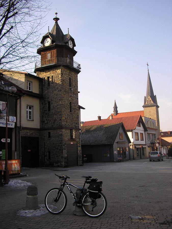 W Dobczycach, pod strażnicą OSP