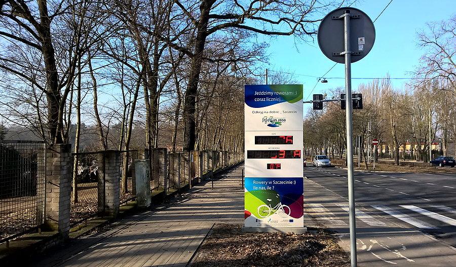 Jeszcze raz zdjęcie licznika rowerów z ulicy Ku Słońcu, temperatura już powyżej zera stopni