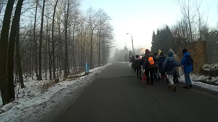 Dzieci wesoło wybiegły ze szkoły