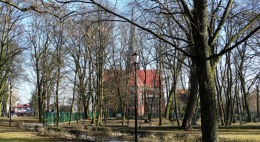 Policki kościół od strony parku