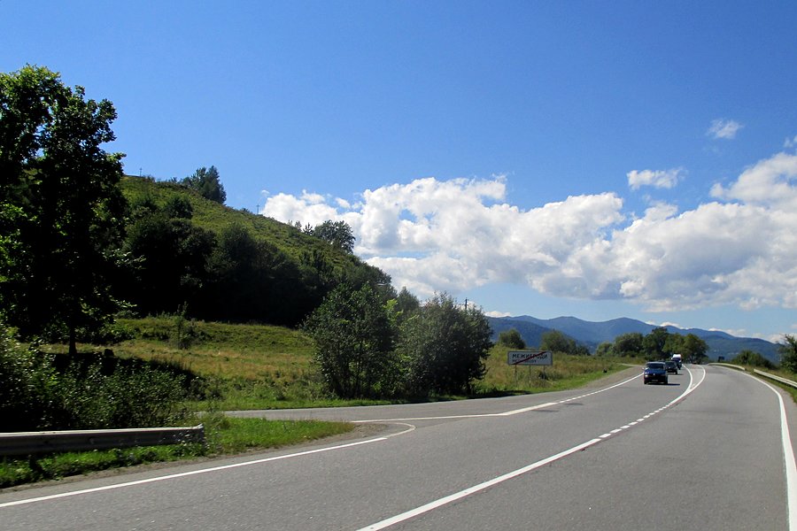 Rogatki Międzybrodów z majaczącymi na horyzoncie Beskidami Skolskimi