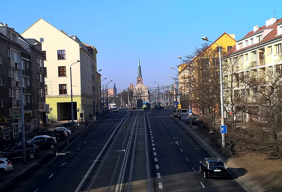 Zdjęcie wykonane z kładki nad ulicą Wyszyńskiego - w oddali Brama Portowa