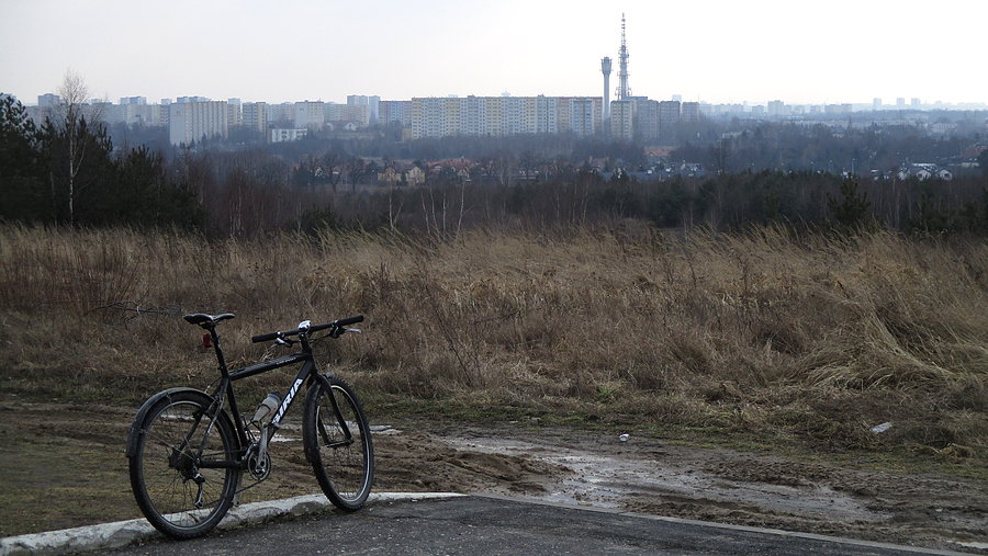 Uphill wodociągi za mną i jest taki se widoczek na Poznań