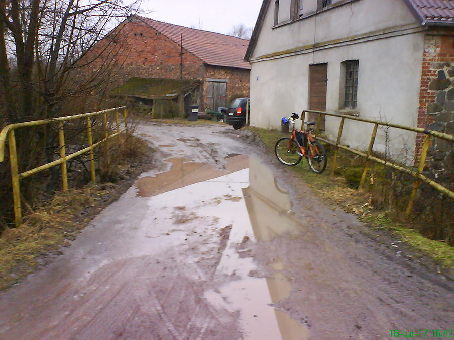 To mnie zawsze rozbraja - największe rozlewiska na drogach bardzo często znajdują się nad ciekami wodnymi. Temat nie do ogarnięcia... ;]