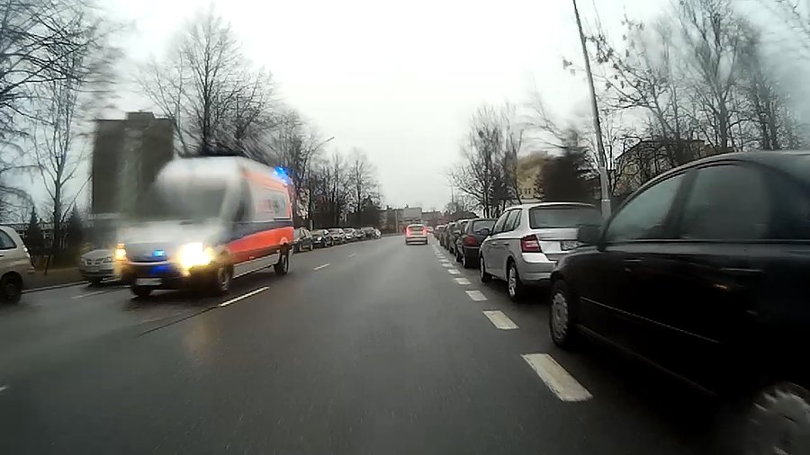 Pojazd uprzywilejowany, trzeba uważać, czy gdzieś zza rogu nie wyłoni się Beata lub Antoni ;)