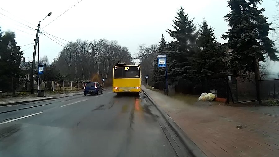 Wyprzedzanie 177 na górce... widoczność niewielka... ale są ryzykanci