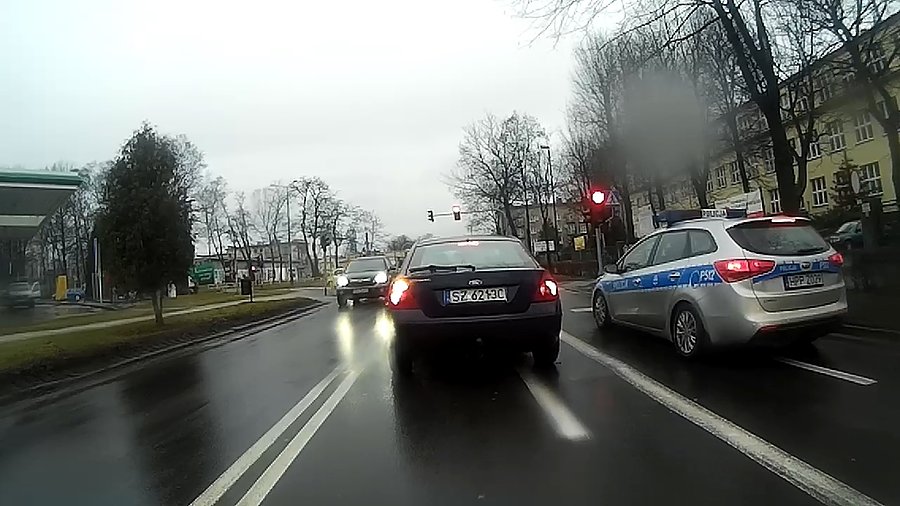 Pojazd nieuprzywilejowany po prawej, ale profilaktycznie się rozglądam, bo licho nie śpi, tylko rozbija kolejne bryki