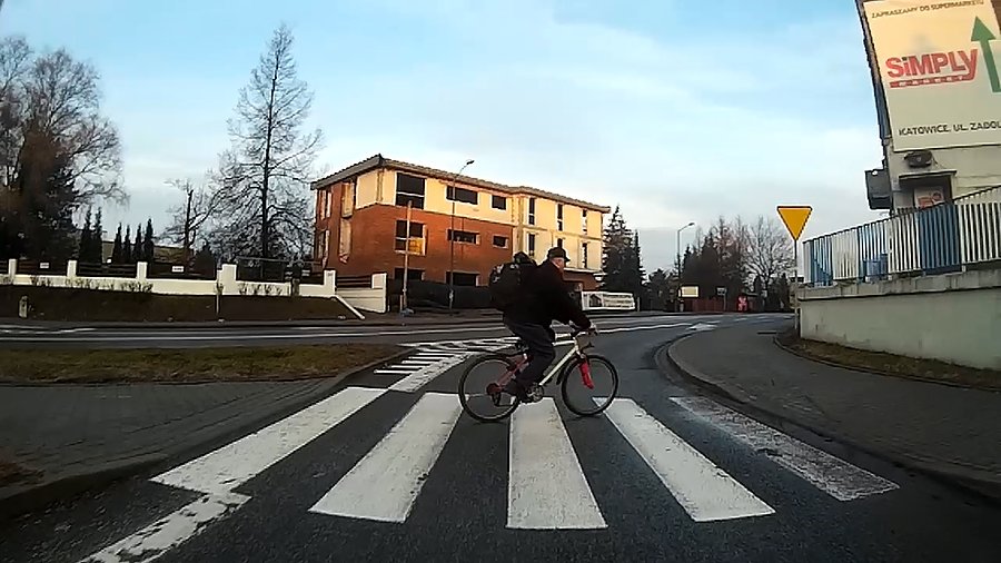 Rowerzyście pojawili się na drogach... i nie tylko drogach