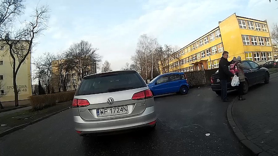 Mistrzyni kierownicy, wyprzedziła mnie i chwilę później gwałtownie hamowała