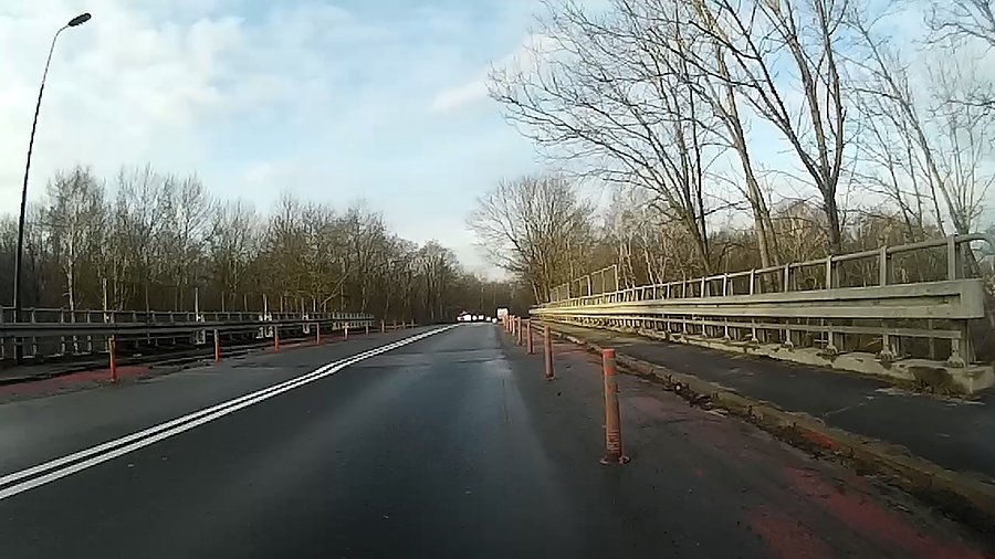 Rowerówka została wyczyszczona poza... tym co jest za słupkami.Zamiatarka tam nie wjedzie