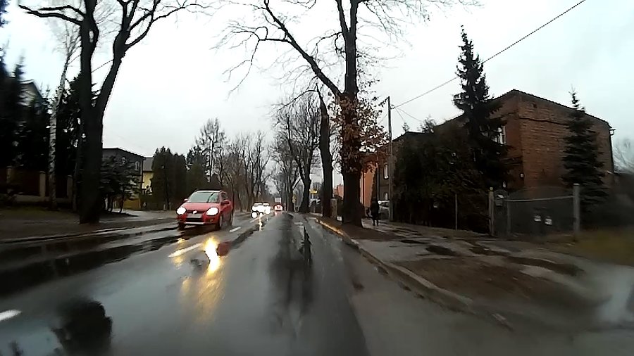 Drogi mokre, z nieba leci deszcz, samochodów sporo