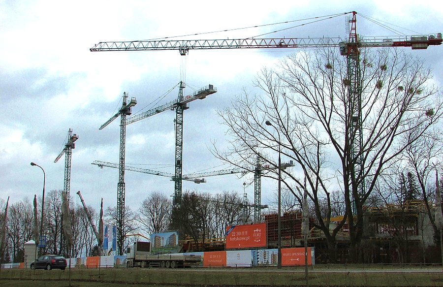 7 dźwigów nad Fortem Służew