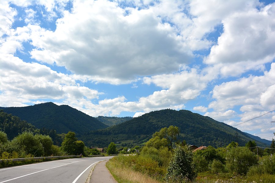 Korostów z pasmem tysięczników w tle - z prawej Sekul (1057 m)