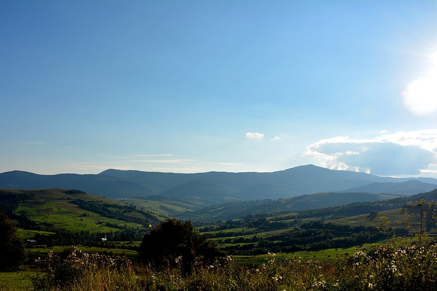 Najwyższy szczyt Bieszczadów, Pikuj (1408 m), widziany z Przełęczy Latoryckiej
