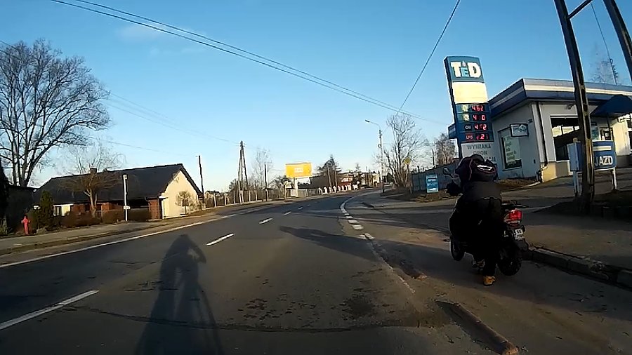 Przed chwilą mnie wyprzedzał, chyba jakaś awaria