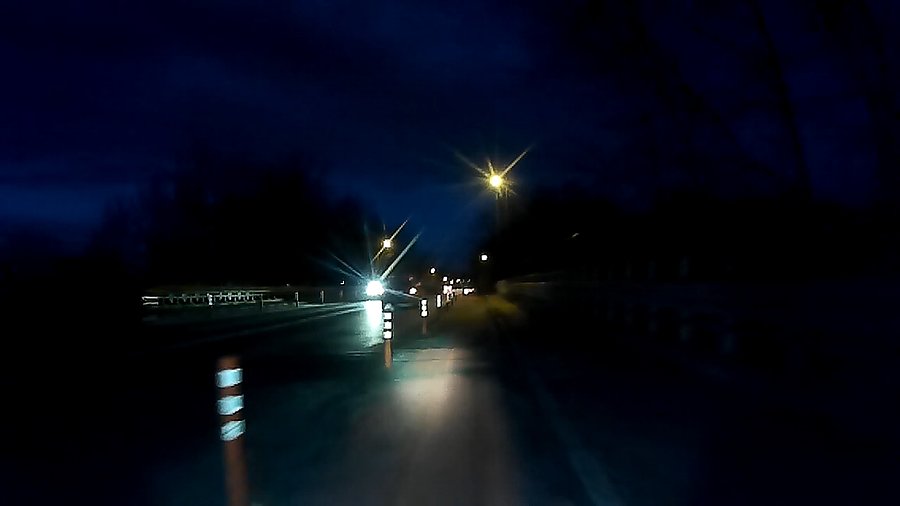 Na wiadukcie nad torowiskiem