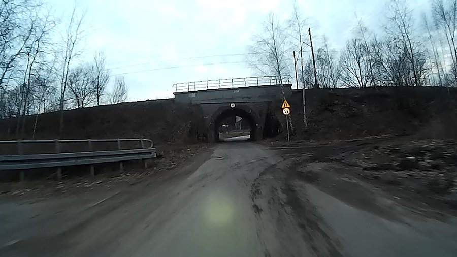 Tunel pod torami